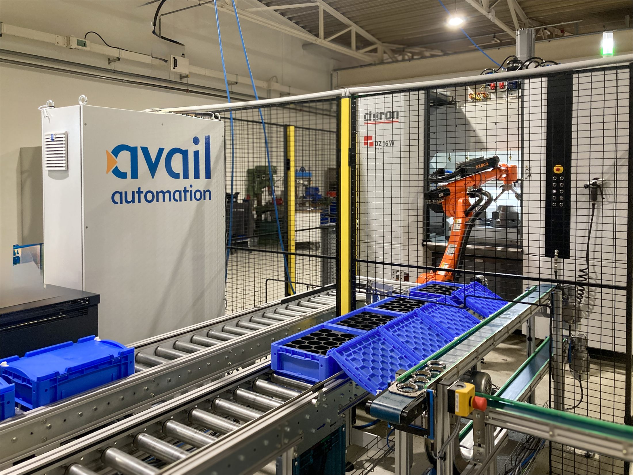 Fertigungslinie mit Fördertechnik, Tellerspeicher und Roboterzelle